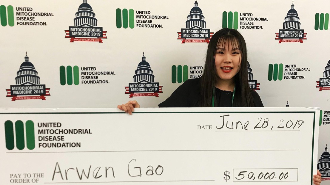 Arwen Gao with the UMDF Prize check at Washington DC. Credit. A. Gao (EPFL)
