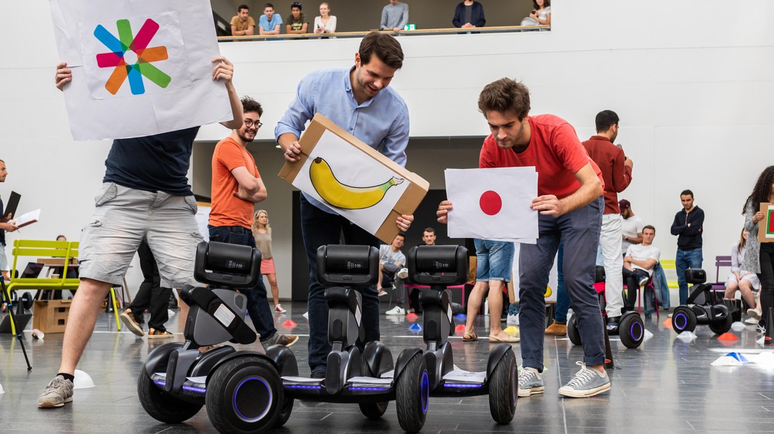 Des étudiants guident leurs robots à l'aide d'images © Jamani Caillet / EPFL 2019