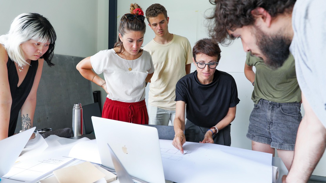 Patricia Guaita, troisième depuis la droite, avec des étudiants lors de l'atelier préparatoire. © Alain Herzog/EPFL