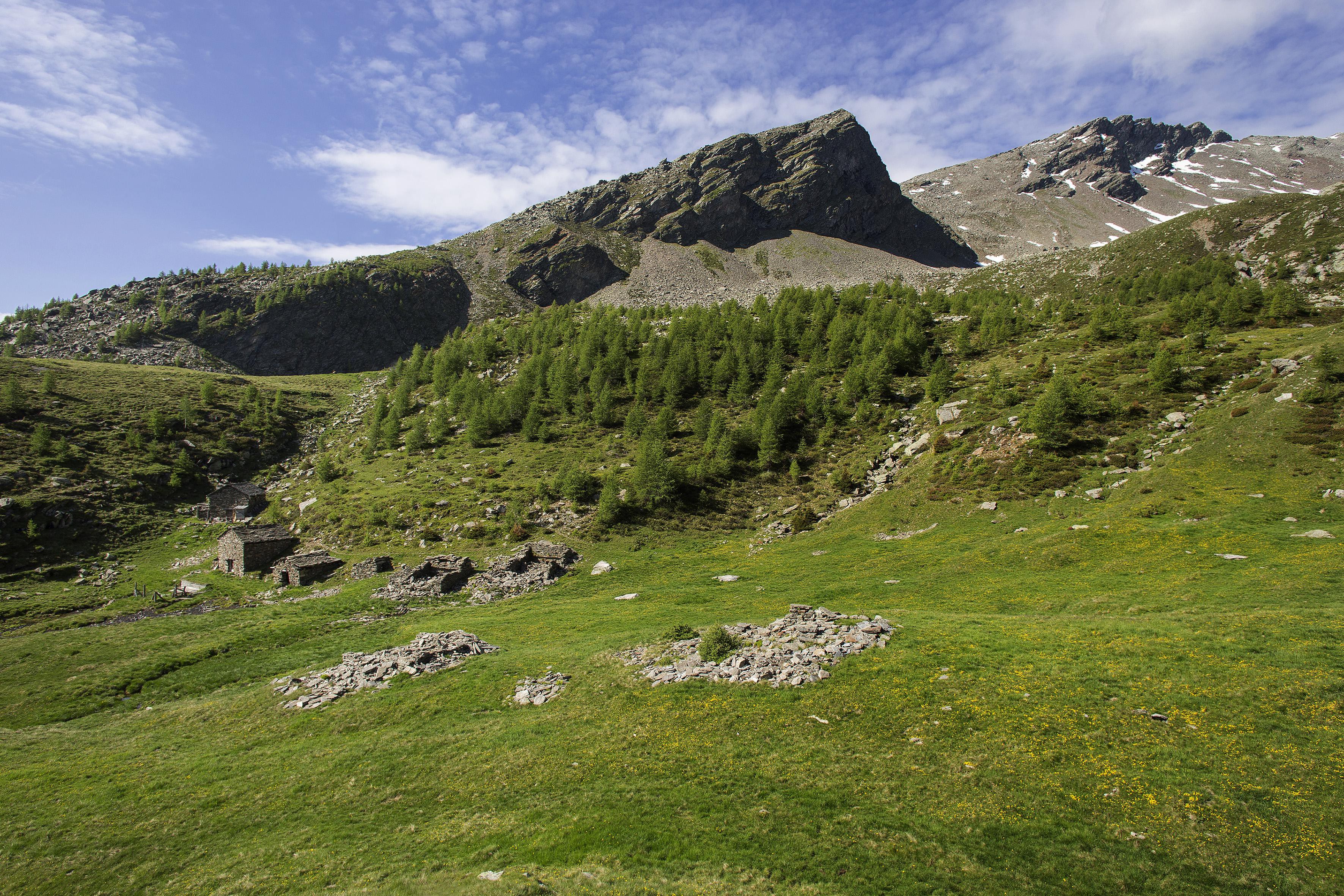 Before and after photos of a similar project in Sceru (Ticino), in 2015. Photo by Pino Brioschi