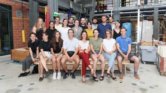 Patricia Guaita, à gauche, avec les étudiants sélectionnés pour le projet. © Alain Herzog / EPFL