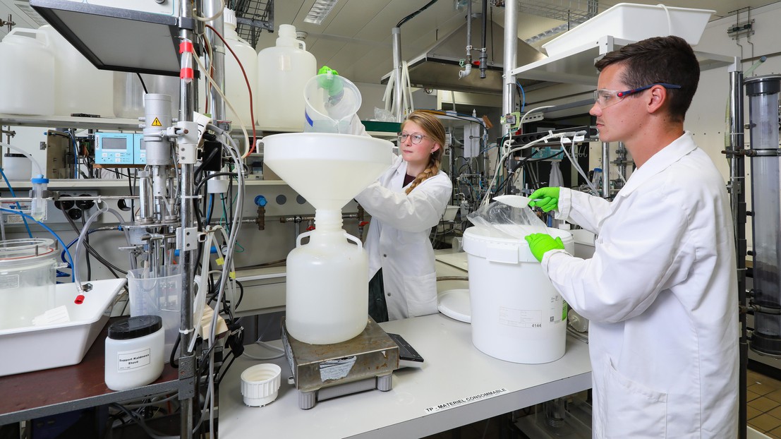Océane Hames and Lucas Ott in EPFL’s Environmental Chemistry Laboratory © Alain Herzog, EPFL