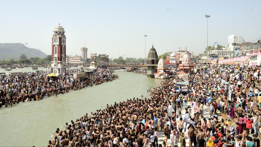 Bain religieux dans le Ganges en Inde. © iStock phtoos