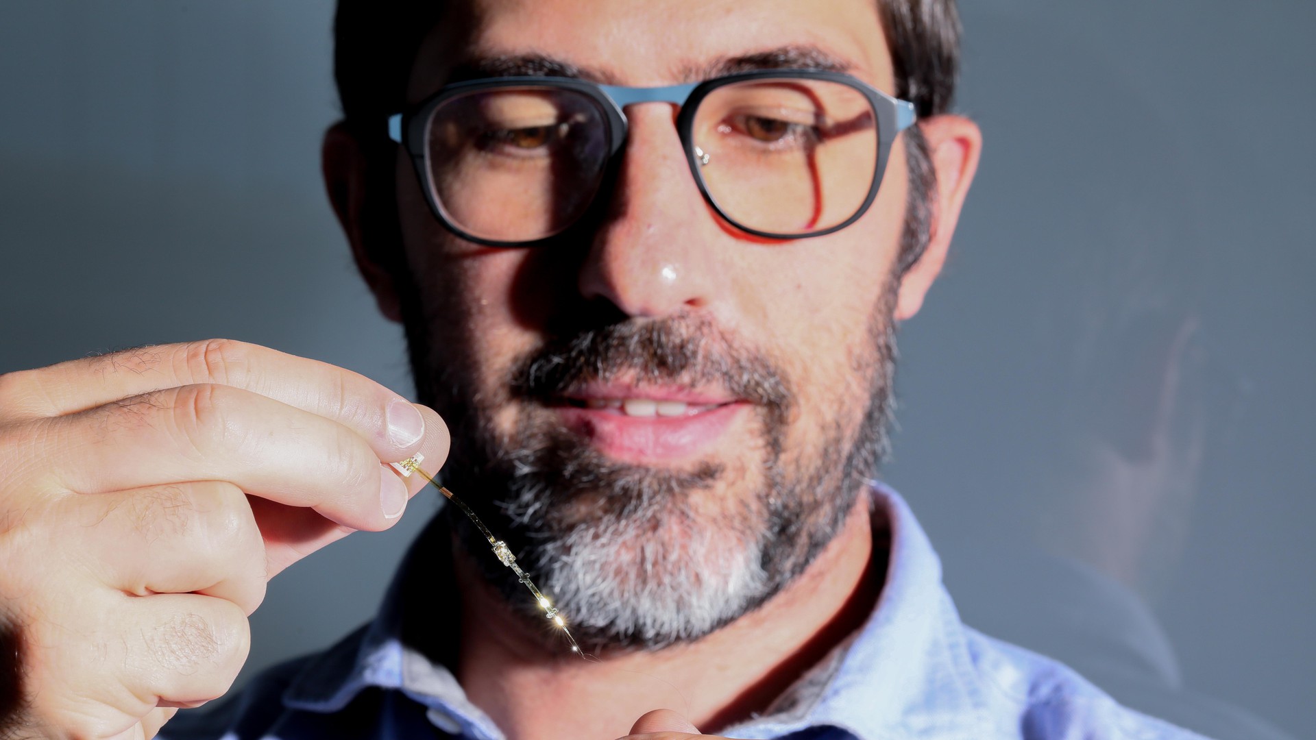 © 2019 EPFL/Alain Herzog OpticSELINE electrode array for intraneural stimulation of the optic nerve.