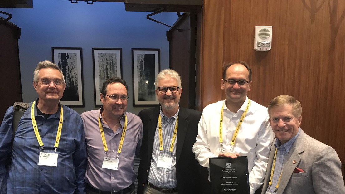 Marc Gruber with previous Mentor Award winners (from left to right: Bill Gartner, Dean Shepherd, Tom Lumpkin, Marc Gruber and Don Kuratko) © EPFL