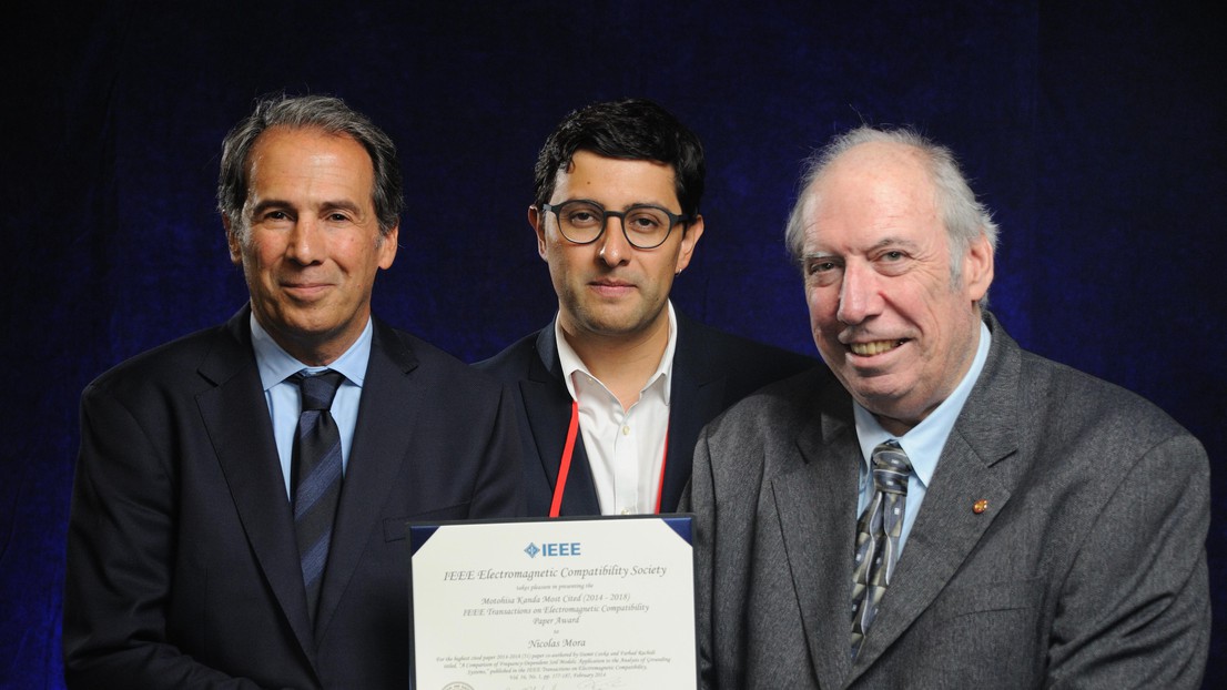 Farhad Rachidi (left) and Nicolas Mora (center) receive their award in New Orleans from Bruce Archambeault, the President of the IEEE Electromagnetic Compatibility Society© 2019 EPFL