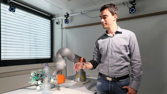 © 2019 EPFL / Alain Herzog.  Artoni Fiorenzo tries out shared control with the robotic arm.