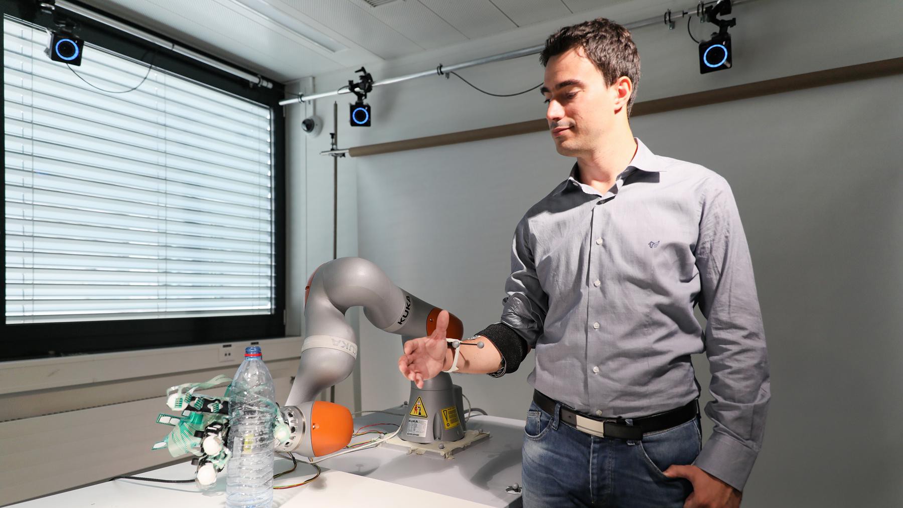© 2019 EPFL / Alain Herzog. Artoni Fiorenzo tries out shared control with the robotic arm.