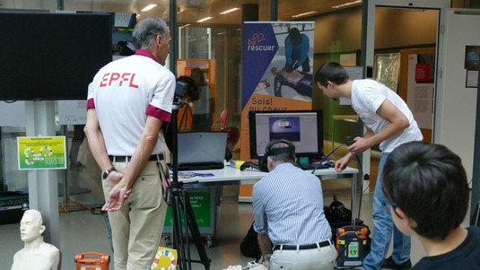 IC Dean Jim Larus tries out the IIG’s VR-based CPR demo © 2019 EPFL