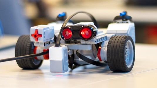 LEGO Mindstorms robot from the programming workshop © 2019 Matthieu Leydier