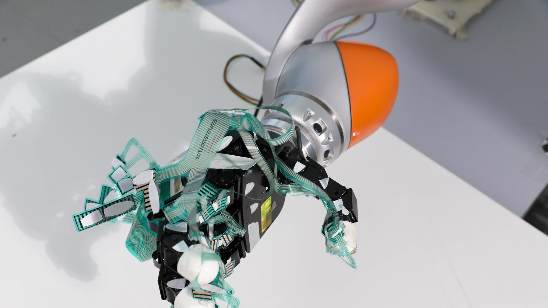 © 2019 EPFL / Alain Herzog. Smart artificial hand.
