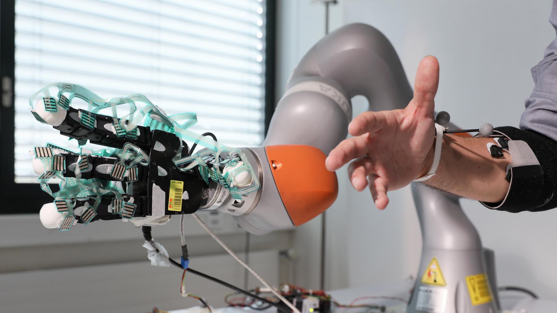 © 2019 EPFL /Alain Herzog. Smart artificial hand.