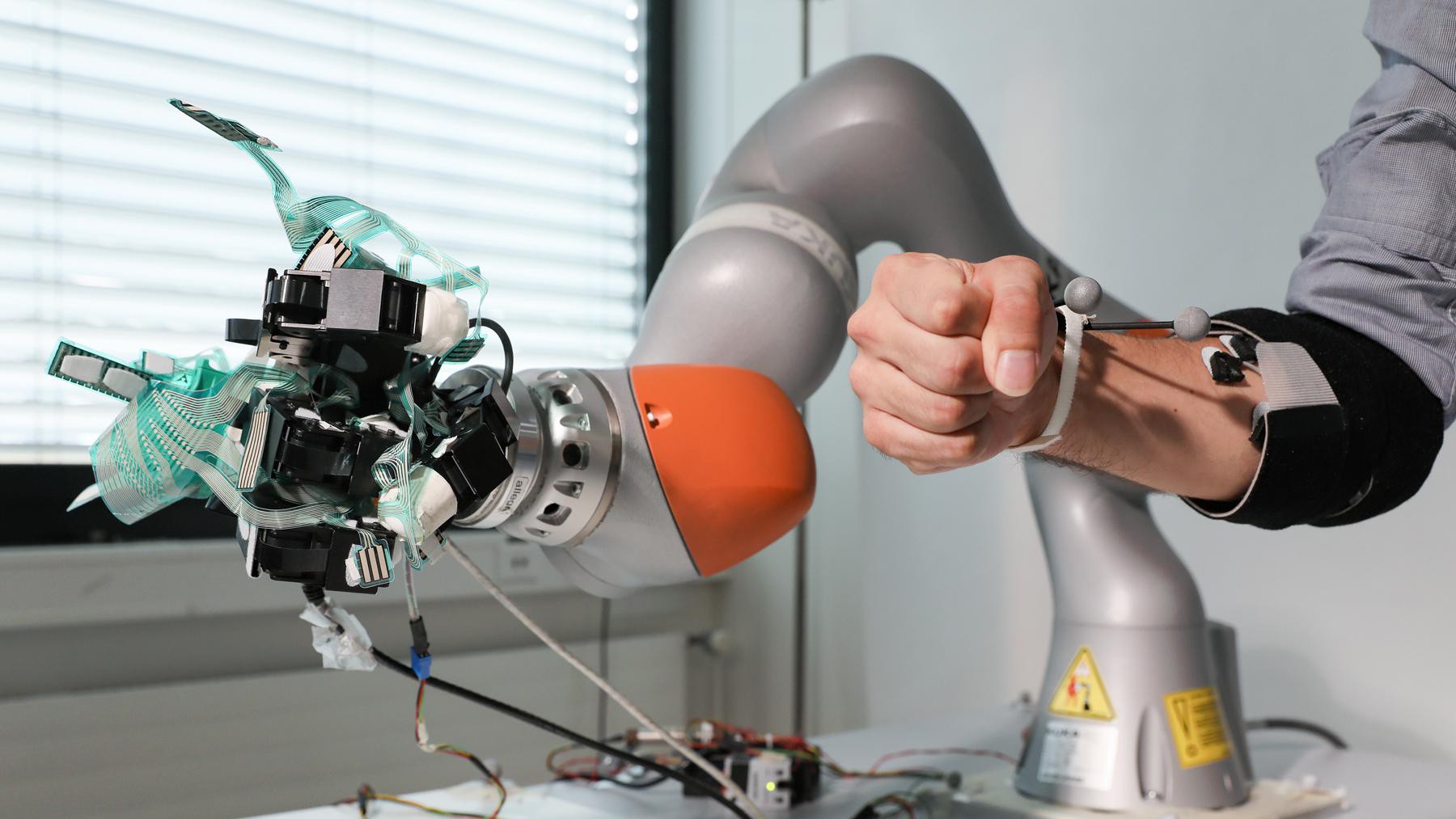 © 2019 EPFL/Alain Herzog. Smart artificial hand.