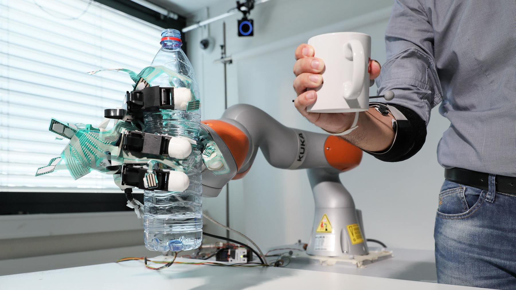 © 2019 EPFL/Alain Herzog. Smart artificial hand.