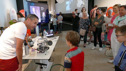 Gilles Hernot demonstrates the properties of a vacuum at the scientific instruments show © 2019 EPFL
