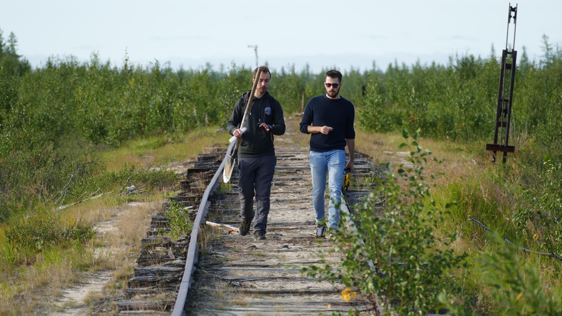 Xavier Choitel et Romain Clément explorent la voie ferrée. © Mathieu Logeais/Lou Marguet/Céline Creffield