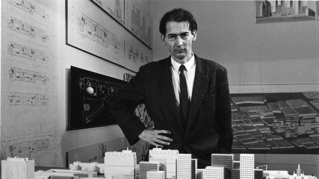 Rem Koolhaas presents his projet for the city hall of The Hague in 1986. © DR