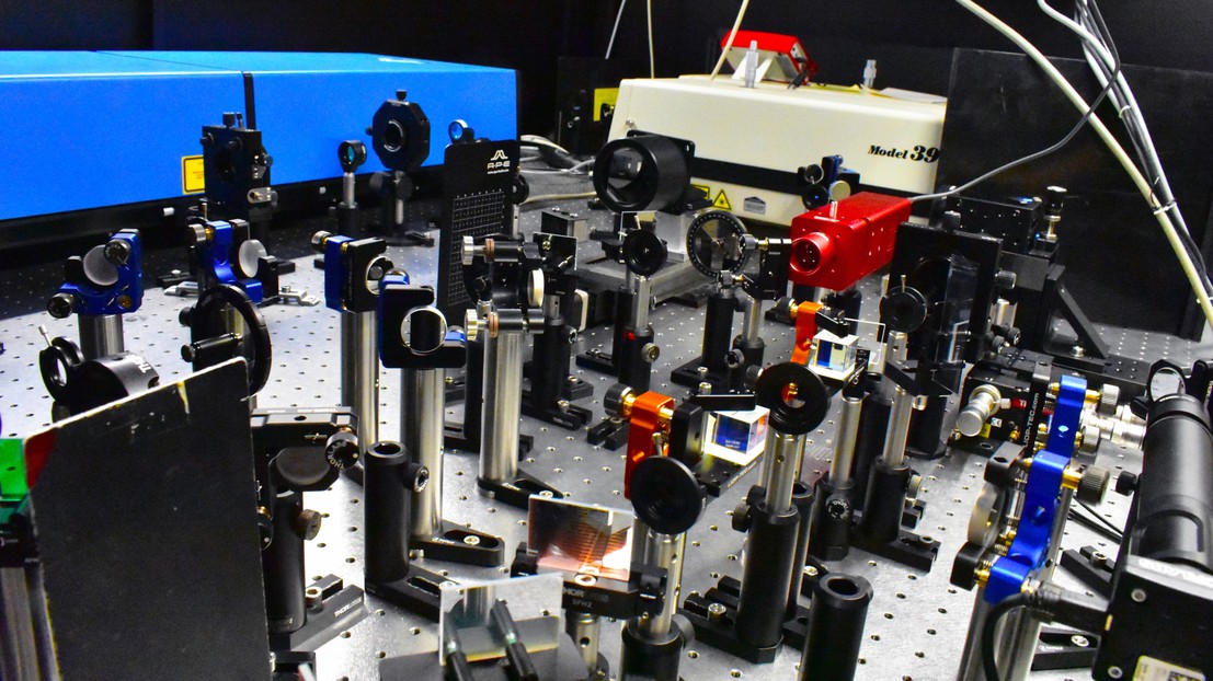 Le montage expérimental pour la partie laser de l'étude. Crédit : Santiago Tarrago Velez, EPFL