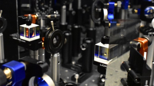 Le montage expérimental pour la partie laser de l'étude. Crédit : Santiago Tarrago Velez, EPFL
