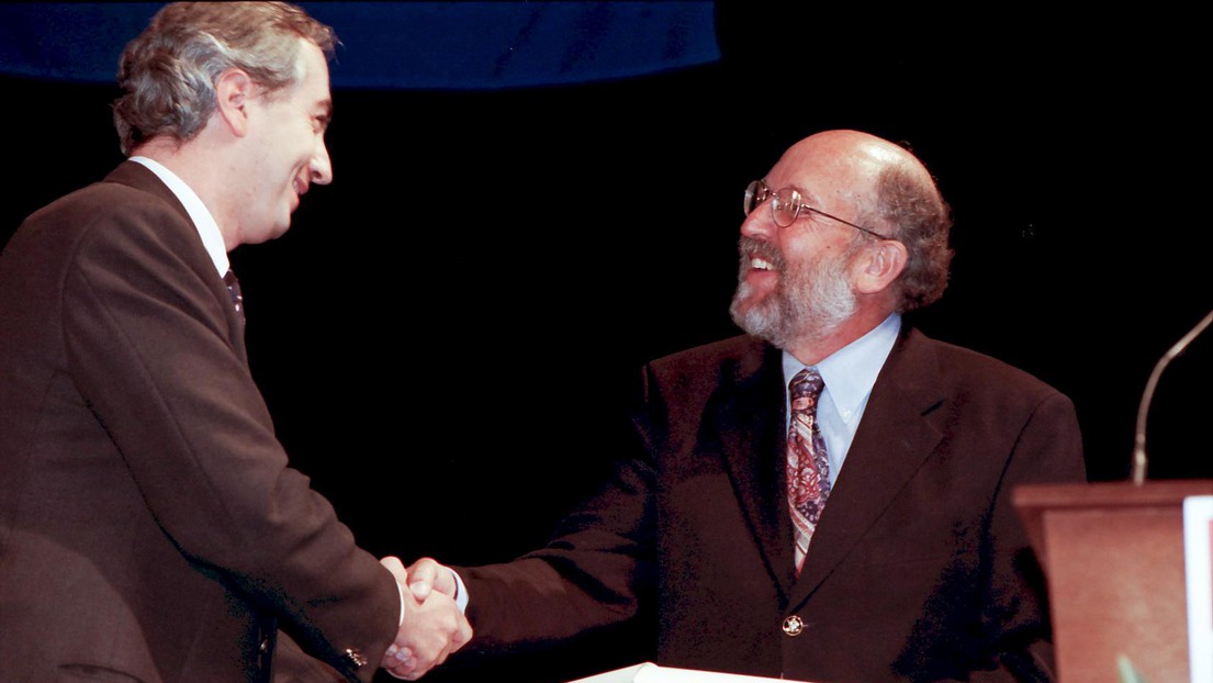 Michel Mayor a reçu le titre de docteur honoris causa de l'EPFL en 2002. A gauche: Stefan Catsicas.© EPFL / Jean-Philippe Daulte