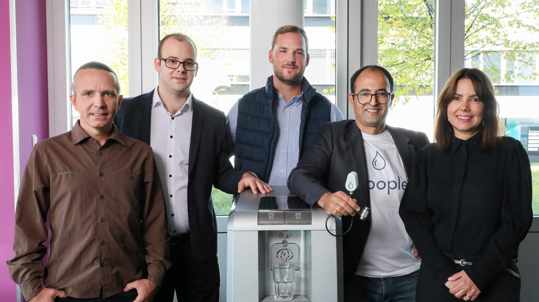 Les membres de la start-up Droople qui a développé une solution permettant de connaître et d’optimiser sa consommation en eau. © 2019 EPFL / Alain Herzog