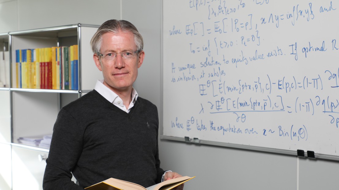 Erwan Morellec likes discussing with students. © Alain Herzog 2019 EPFL