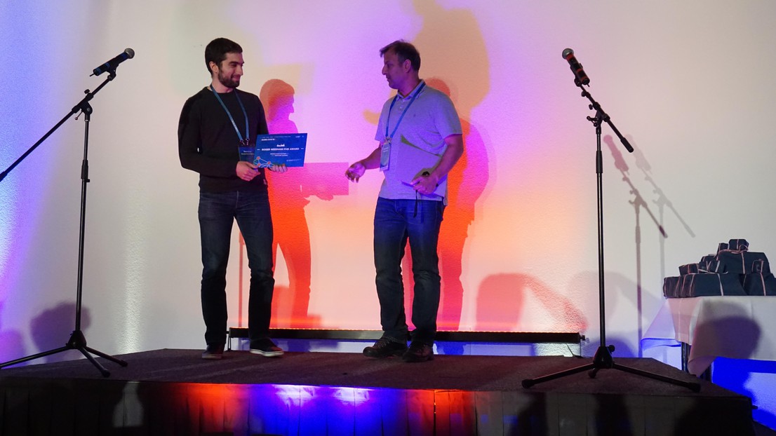 Manolis Karpathiotakis (L) receives his award at the 2019 EuroSys conference in Dresden. © 2019 Matthias Hahndorf/Silvia Kapplusch/Etiènne Riviere