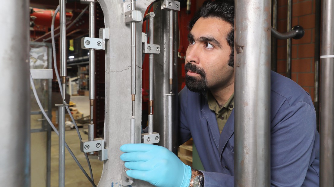Amir Hajiesmaeili a testé les propriétés du nouveau matériau sous différentes pressions. © Alain Herzog /EPFL