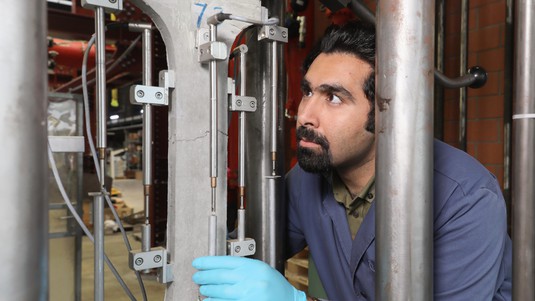 Amir Hajiesmaeili a testé les propriétés du nouveau matériau. © Alain Herzog /EPFL