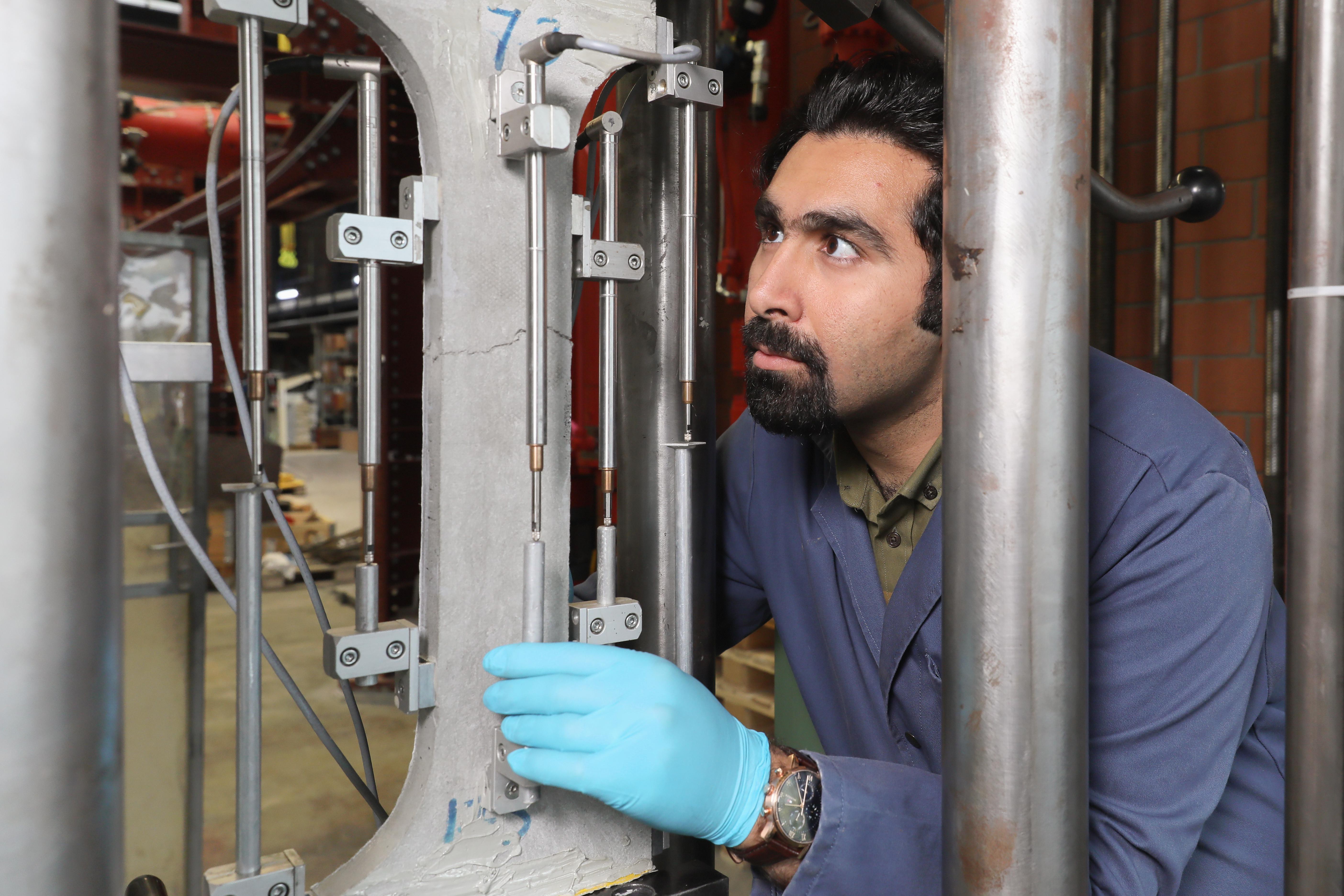 Amir Hajiesmaeili a testé les propriétés du nouveau matériau. © Alain Herzog /EPFL