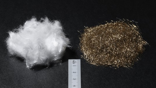 La fibre synthétique et la fibre d'acier côte à côte. © Alain Herzog /EPFL