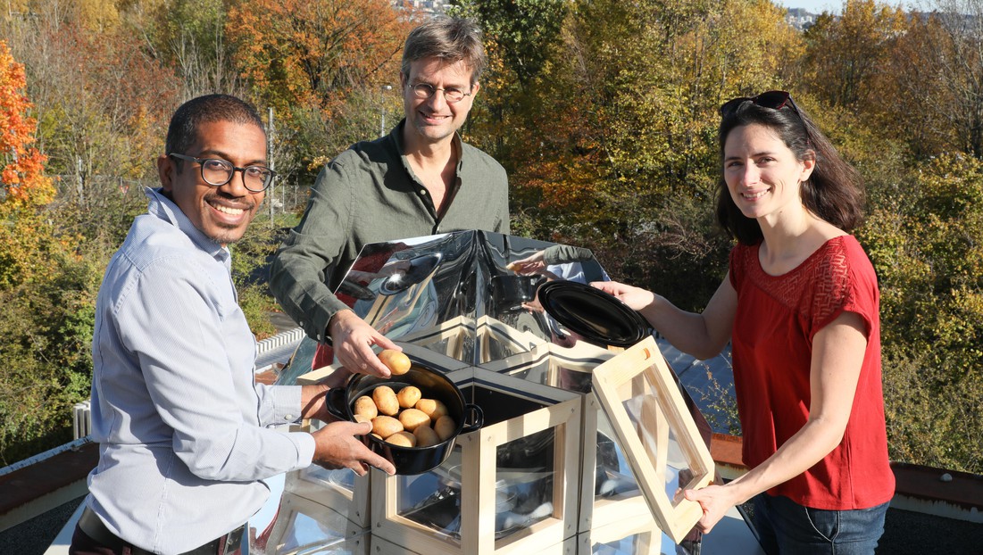 The solar cooker and authors of the study on the roof of their lab. © Alain Herzog / EPFL
