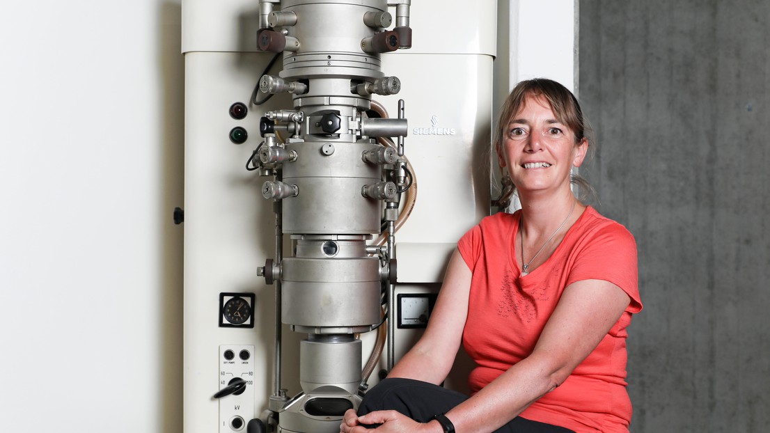 Cécile Hébert transmet à quelque 200 non physiciens de première année les notions de base en physique générale. © Alain Herzog 2019 EPFL