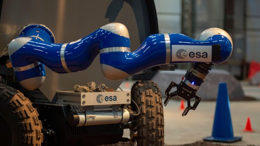 Thanks to its robotic arm, the robot in the field can interact with its environment© 2019 EPFL