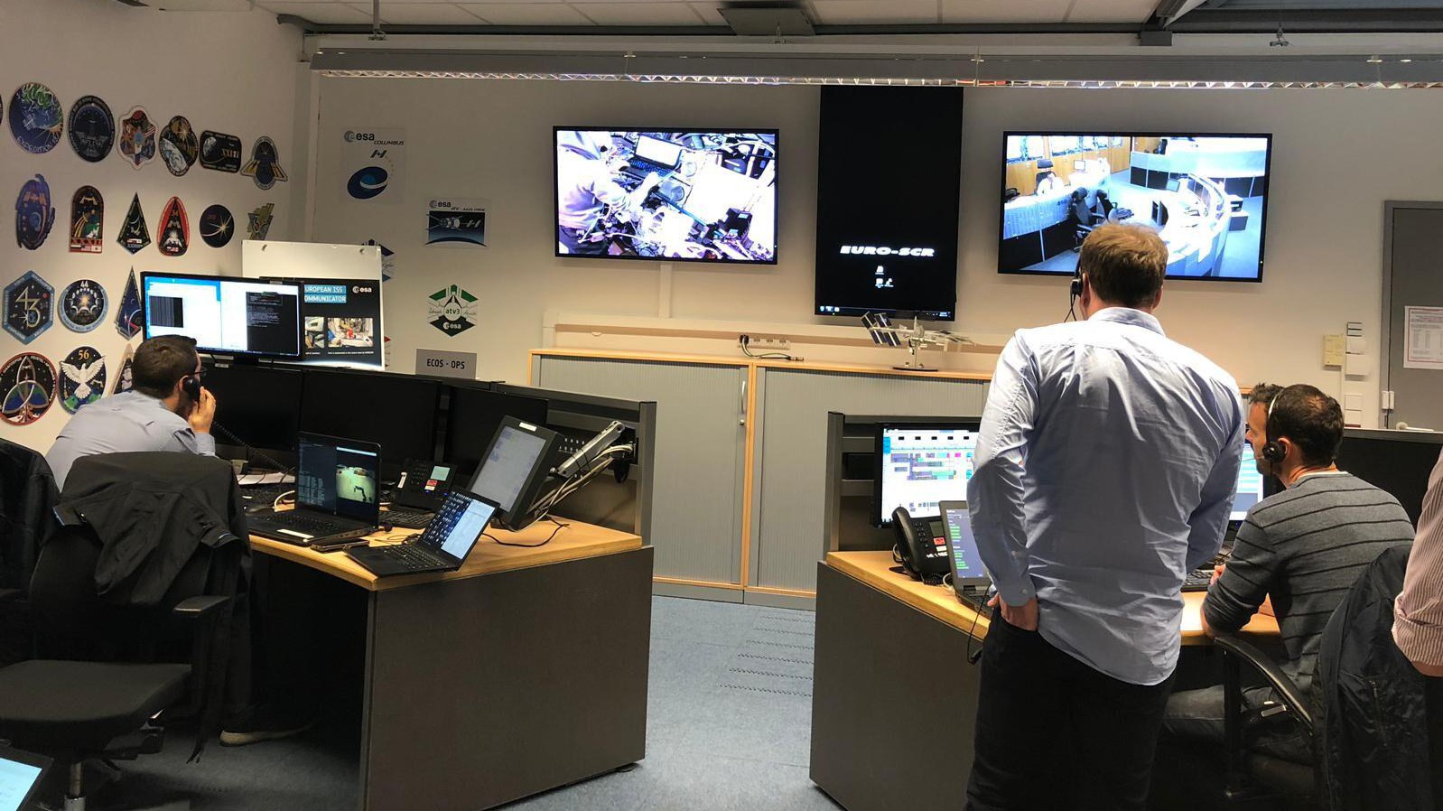 ESA team discussing with astronaut© 2019 ESA