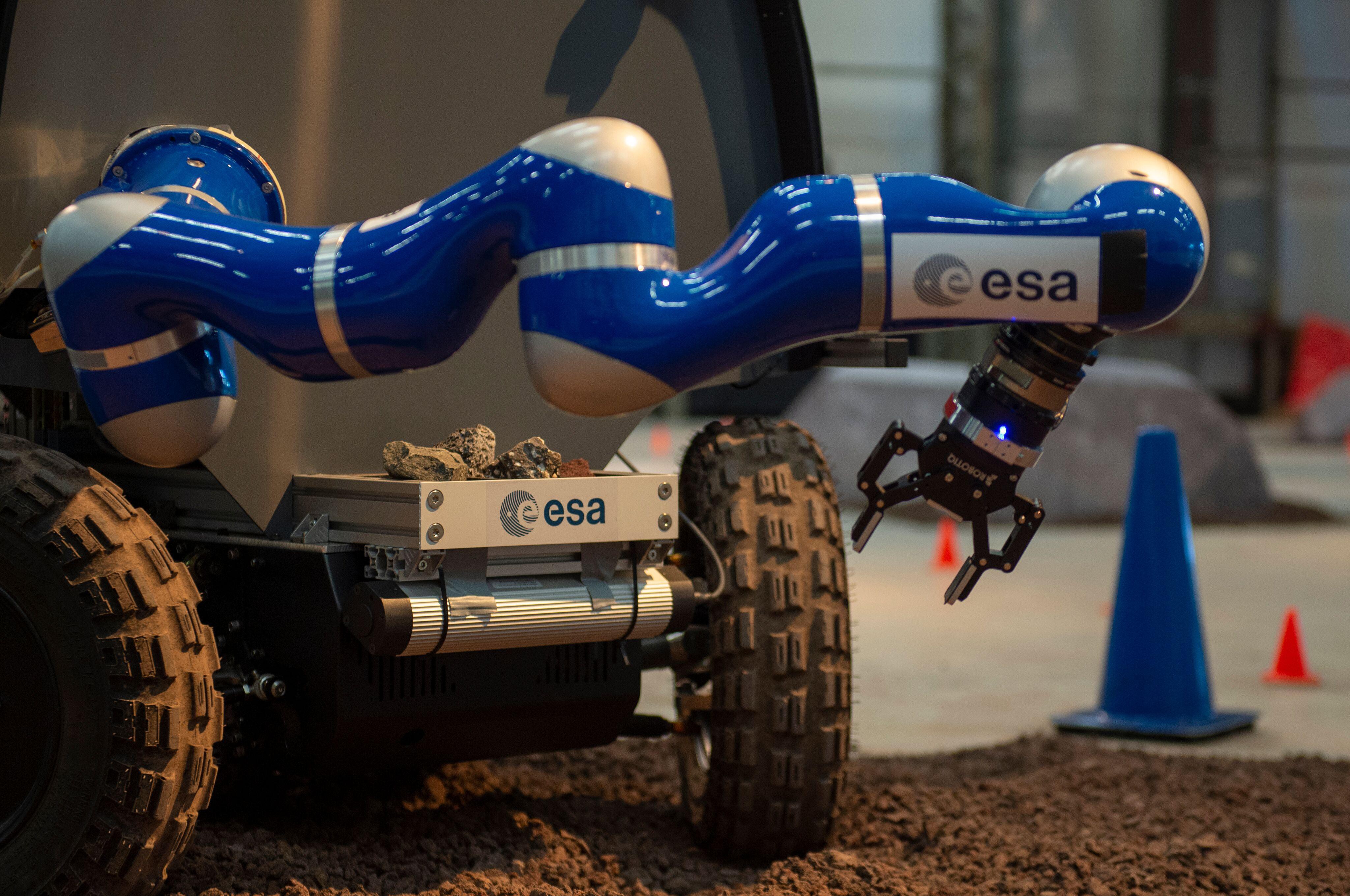 Thanks to its robotic arm, the robot in the field can interact with its environment© 2019 EPFL