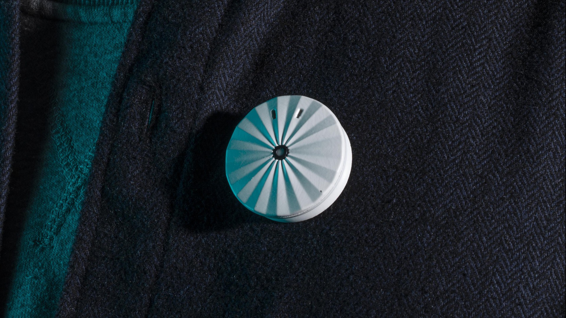 Le prototype du capteur de lumière du jour à porter en broche. © HEAD-Baptiste Coulon