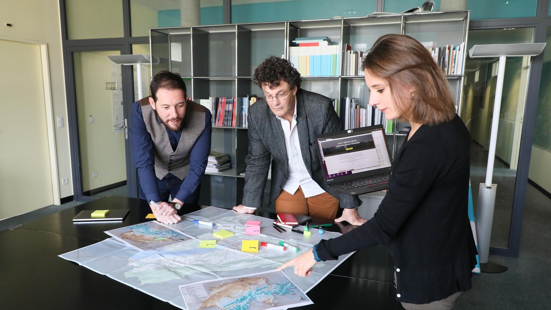De g. à droite, Guillaume Drevon, Vincent Kaufmann et Armelle Hausser du Laboratoire de sociologie urbaine.  © Alain Herzog / EPFL