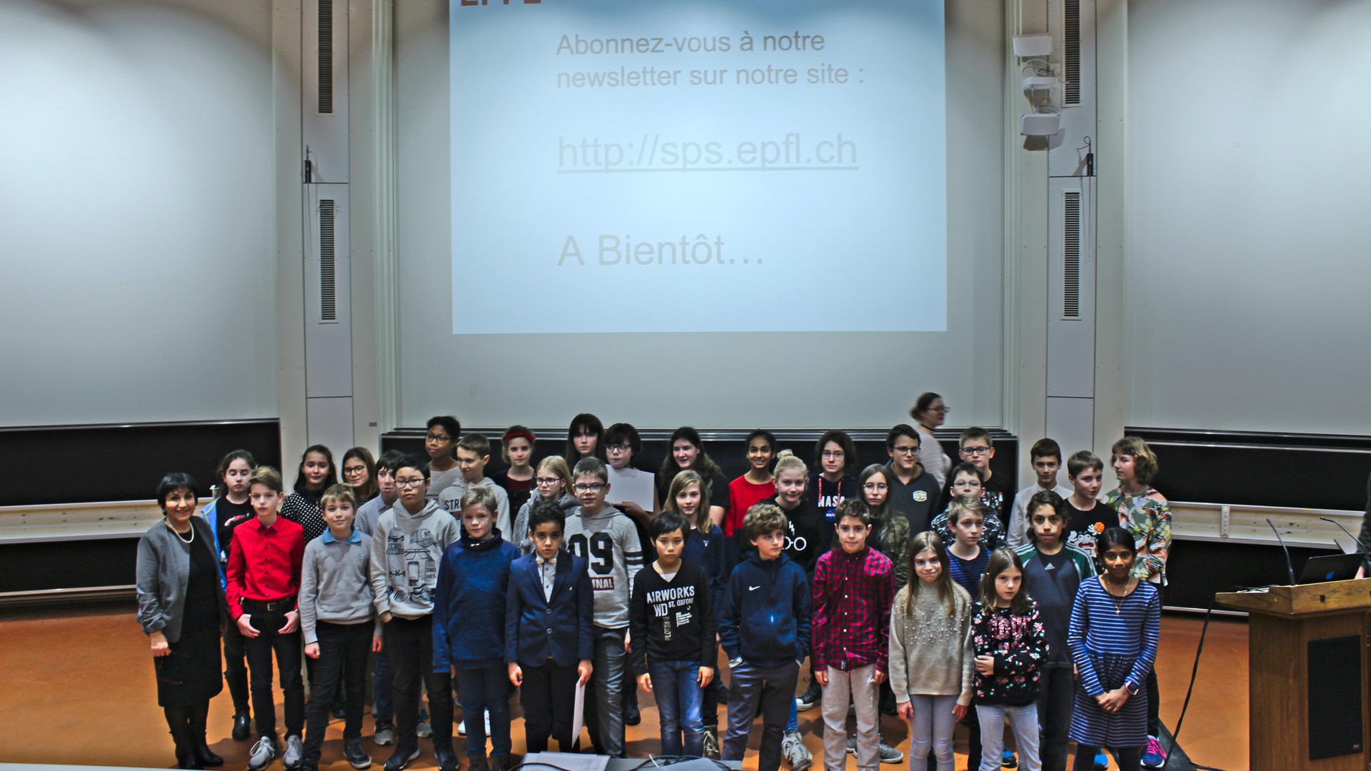 Remise des attestations pour les participants des cours de robotique à l'EPFL © 2020 EPFL SPS