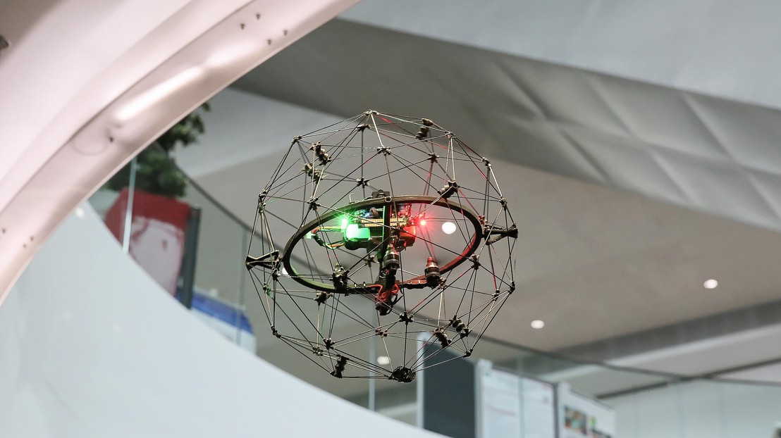 Le drone en cage de Flyability qui rebondit contre les obstacles© Alain Herzog