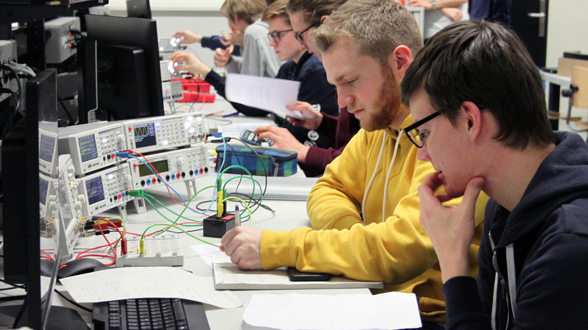 physics-olympiad-high-school-students-are-training-at-epfl-epfl