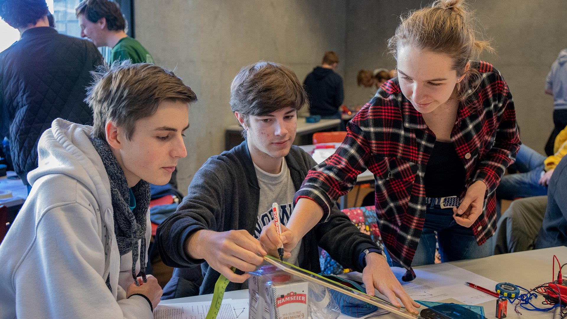 Physics Olympiad: high school students are training at EPFL - EPFL