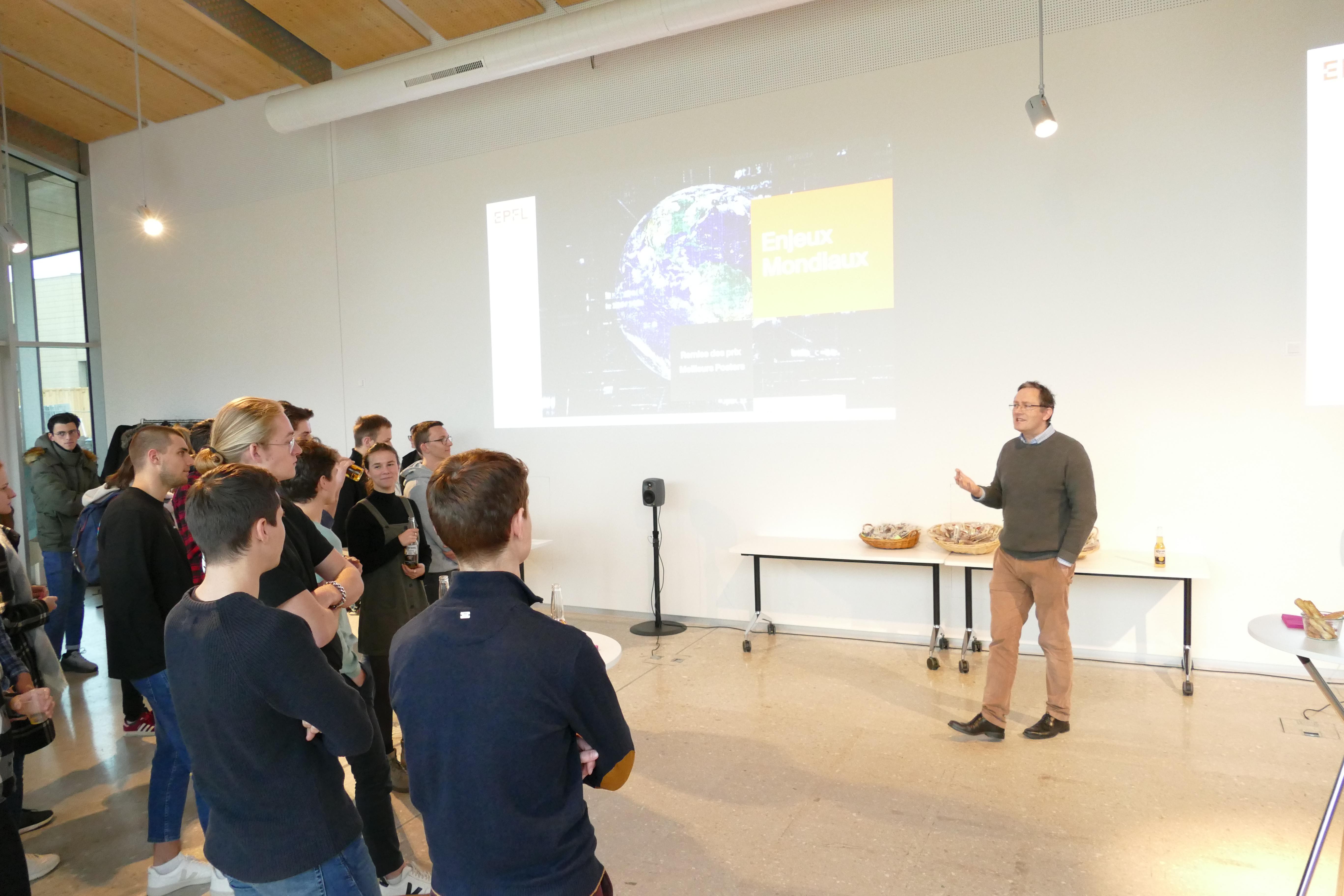 CDH dean Béla Kapossy congratulates the winners © 2020 EPFL