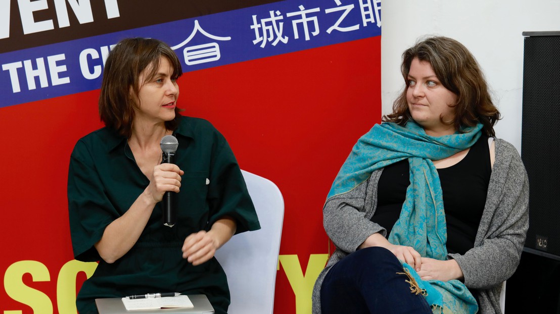 Florence Graezer Bideau (à gauche) et Monique Bolli au lancement du livre en Chine en janvier © UABB