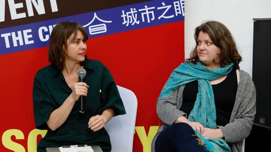 Florence Graezer Bideau (à gauche) et Monique Bolli au lancement du livre en Chine en janvier © UABB