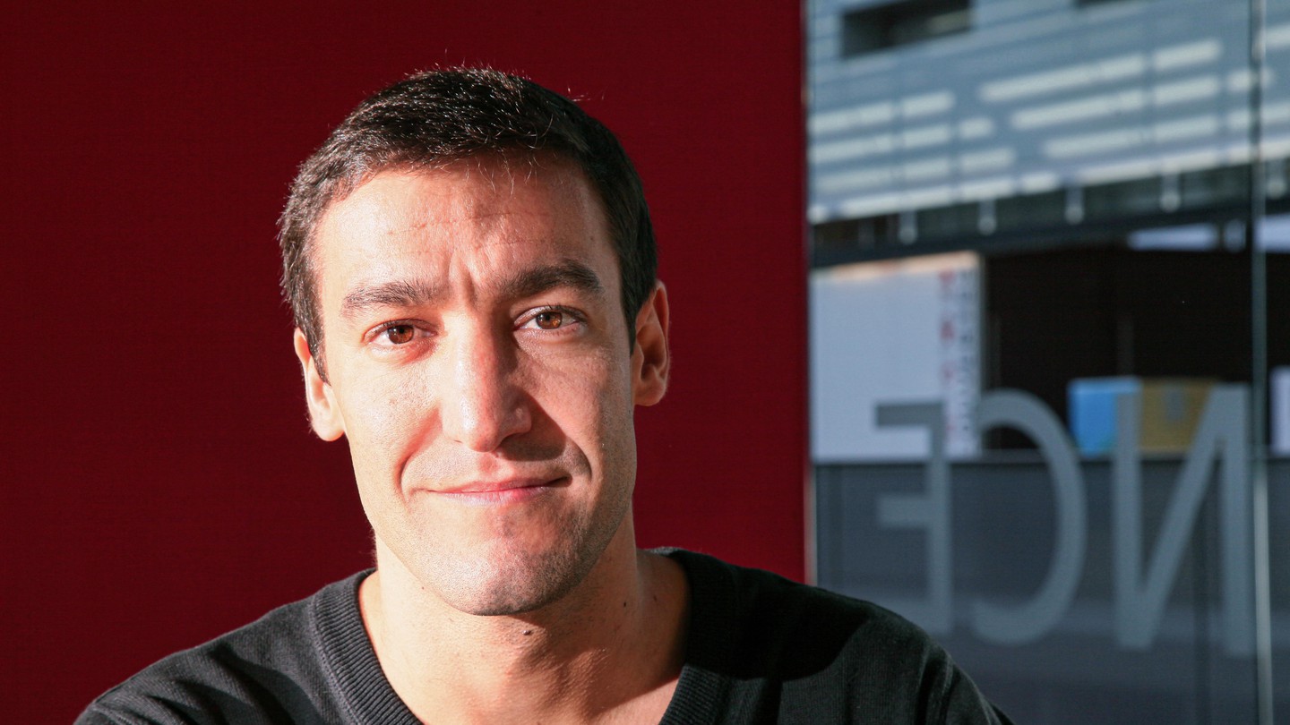 Создатель программы. David Covid. Ученый EPFL. Alonso David. Philippe Atienza.