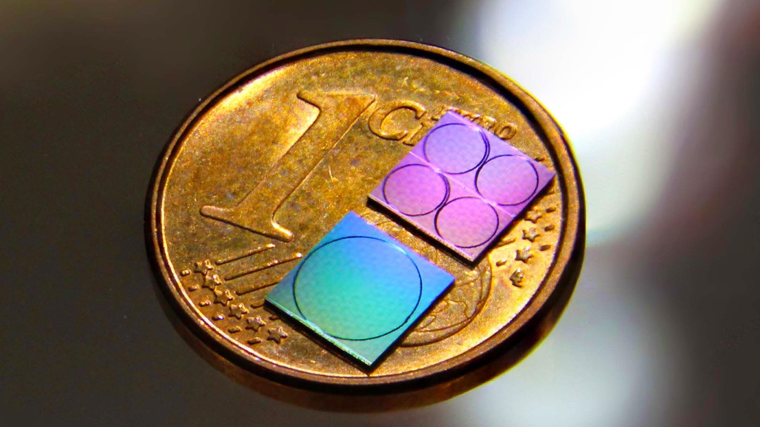 Photo des puces photoniques en nitrure de silicium utilisées pour le peigne de fréquences et la génération de micro-ondes photoniques. Crédit: Junqiu Liu and Jijun He (EPFL)