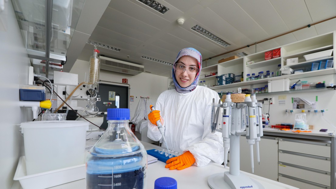 Niloufar Sharif au laboratoire de nanobiotechnologie de l’EPFL © 2020 EPFL / Alain Herzog