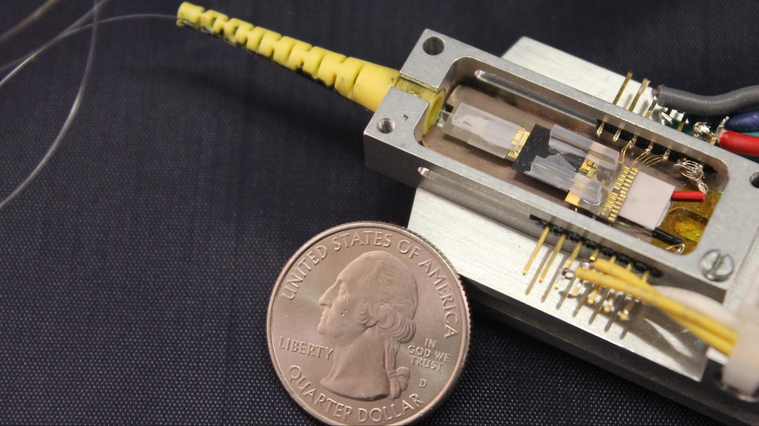 Photonics: From custom-built to ready-made - EPFL