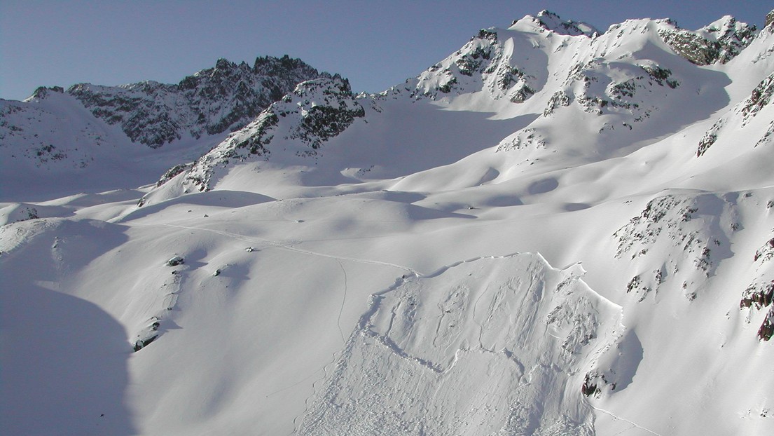 Des chercheurs de l'EPFL ont développé un nouveau modèle qui permettra d'améliorer la prévision du risque d'avalanche de plaque. © Juerg Schweizer Des chercheurs de l'EPFL ont développé un nouveau modèle qui permettra d'améliorer la prévision du risque d'avalanche de plaque. © Juerg Schweizer
